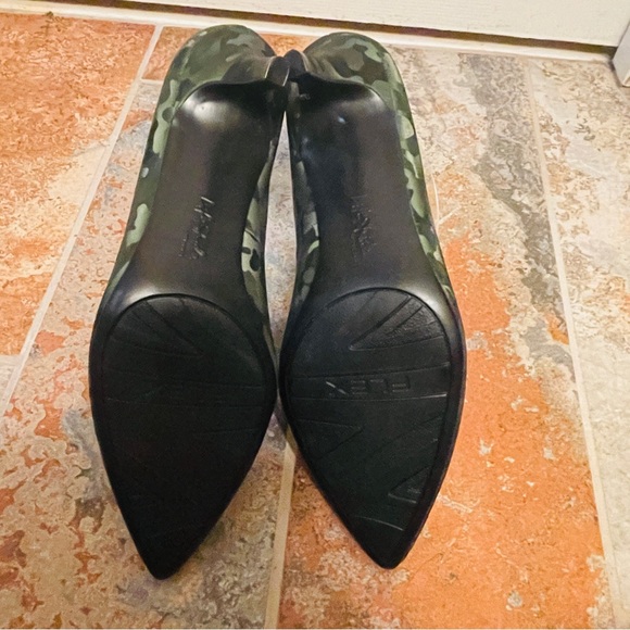 đź‘ NWOB! Fabulously Frisky LifeStride Green Silk Camo Design, Pointed Toe Pumps! - Picture 6 of 16